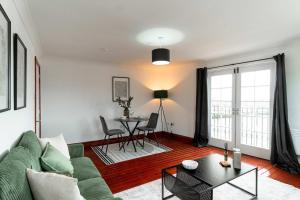 un soggiorno con un divano verde e un tavolo di Bright 1 Bed Harbour-side Apartment with Balcony a Whitehaven
