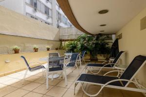 a room with tables and chairs in a building at Flat c/ Limpeza Diária e Estacionamento - LB507 in Rio de Janeiro