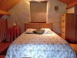 una camera con letto e cassettiera di Moulin de la Diversiere a Savigné-sous-le-Lude Altre 79 foto