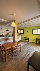 una stanza con tavolo, sedie e cucina di Taza Apartment Hotel With Restaurant & Parking a Taza