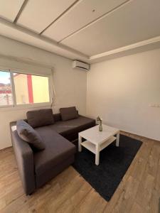 un soggiorno con un divano e un tavolo di Taza Apartment Hotel With Restaurant & Parking a Taza