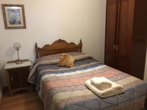 Casa de alquiler turístico en León centro - 6 plazas في ليون: غرفة نوم بها سرير عليه منشفتان