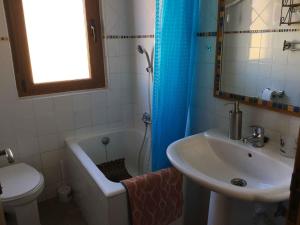 Casa de alquiler turístico en León centro - 6 plazas في ليون: حمام مع حوض ومرحاض وحوض استحمام