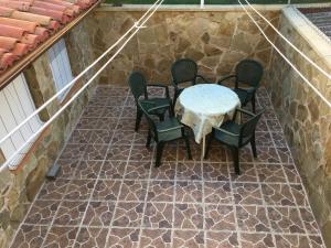 Casa de alquiler turístico en León centro - 6 plazas في ليون: اطلالة علوية على طاولة وكراسي على فناء +6 صور