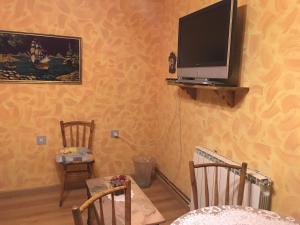 Casa de alquiler turístico en León centro - 6 plazas في ليون: غرفة معيشة مع تلفزيون بشاشة مسطحة على الحائط