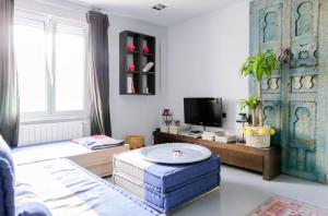 Μια τηλεόραση ή/και κέντρο ψυχαγωγίας στο Espacio habitación triple y completamente equipado