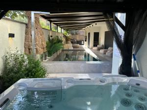 Πισίνα στο ή κοντά στο אחוזת דוד - וילה יוקרתית עם בריכה פרטית מחוממת ומקורה