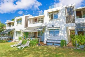 En have udenfor Serge's Beachfront by Serenity