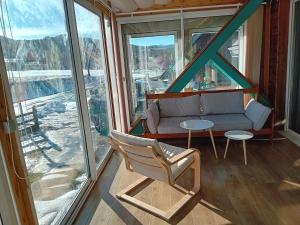 EspezelChalet du Plateau de Sault的客厅配有沙发、桌子和窗户 更多5张照片