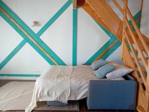 EspezelChalet du Plateau de Sault的阁楼卧室配有一张床