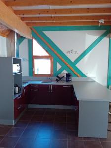 EspezelChalet du Plateau de Sault的厨房配有白色的柜台和窗户。