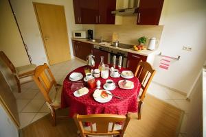 un tavolo in una cucina con una tovaglia rossa di Haus Wacholderheide a Onstmettingen Altre 6 foto