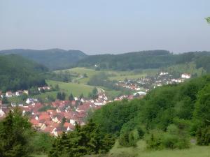 una piccola cittadina nel mezzo di una valle di Haus Wacholderheide a Onstmettingen