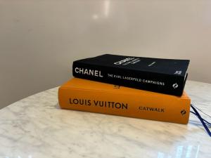 Tres libros apilados uno encima del otro sobre un mostrador en Cozy Studio in Solihull with Parking - NEC or Airport, en Solihull