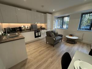 Una cocina y una sala de estar con un sofá y una mesa. en Cozy Studio in Solihull with Parking - NEC or Airport, en Solihull