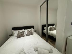 En eller flere senge i et værelse på Cozy Studio in Solihull with Parking - NEC or Airport