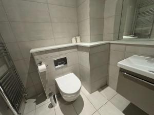 Et badeværelse på Cozy Studio in Solihull with Parking - NEC or Airport + 21 billeder