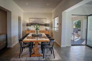 斯普林博克Kénosis Guest Farm Main House的餐厅里有一张桌子和几把椅子