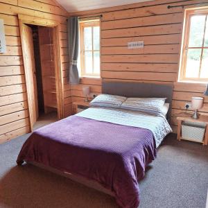 Voodi või voodid majutusasutuse Deer Cabin-hot tub-dog friendly-mountain view toas