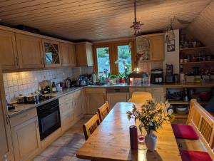 Køkken eller tekøkken på Ferienwohnung Oberförsterei Sosa 2