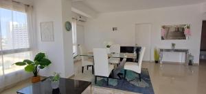 een woonkamer met een tafel en een eetkamer bij Chillis Penthouse in Porlamar