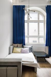 Ένα ή περισσότερα κρεβάτια σε δωμάτιο στο Double Sofa Bed in a Stunningly Tall Shared Studio