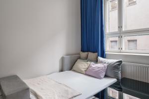 Ένα ή περισσότερα κρεβάτια σε δωμάτιο στο Double Sofa Bed in a Stunningly Tall Shared Studio