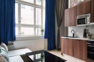 Η κουζίνα ή μικρή κουζίνα στο Double Sofa Bed in a Stunningly Tall Shared Studio +12 φωτογραφίες