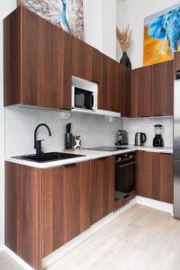 Η κουζίνα ή μικρή κουζίνα στο Double Sofa Bed in a Stunningly Tall Shared Studio