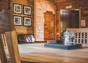 InchmillにあるGlen Clova Lodgesのグラスが置かれたテーブルのある木造の部屋 +5枚の写真