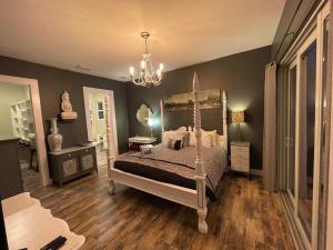 ein Schlafzimmer mit einem Bett und einem Kronleuchter in der Unterkunft The Beach House Zen Place Luxury Amazing Views in Naples + 61 Fotos