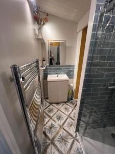 Ένα μπάνιο στο Studio6 +4 φωτογραφίες