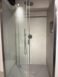een douche met een glazen deur in een badkamer bij BORGO COMPAGNIA il Calzolaio in Castiglion Fibocchi