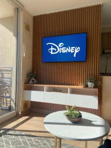 een bord op een muur met een tafel in een kamer bij Acogedor departamento completamente equipado in Villarrica