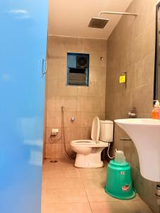 Ένα μπάνιο στο Classy Stay Sagar Inn Hadapsar Rooms Banquet Restaurant & Bar +73 φωτογραφίες