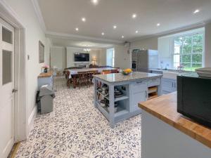 une cuisine avec une table et une salle à manger dans l'établissement Hafod Grove - Ukc6955, à Moylgrove