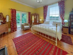 une chambre avec un lit et une grande fenêtre dans l'établissement Hafod Grove - Ukc6955, à Moylgrove 32 autres photos