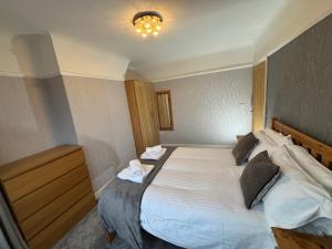 Una cama o camas en una habitación de Morton suite 2 fotos más