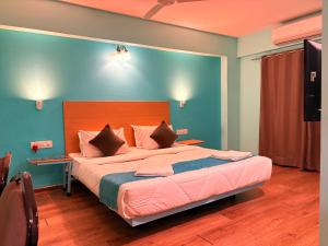 Ένα ή περισσότερα κρεβάτια σε δωμάτιο στο Classy Stay Sagar Inn Hadapsar Rooms Banquet Restaurant & Bar