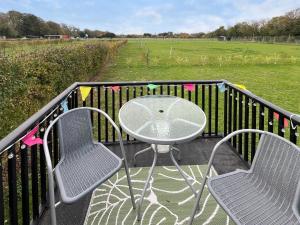 Balkón nebo terasa v ubytování Tilley's Glamping - The Carriage Lorry
