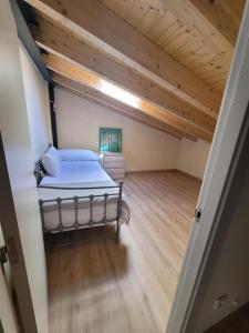 加塔Gata Maitea- Apartamento Aita- Sierra Gata的带床和木质天花板的卧室