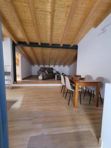 加塔Gata Maitea- Apartamento Aita- Sierra Gata的带木质天花板和桌子的客厅 更多20张照片