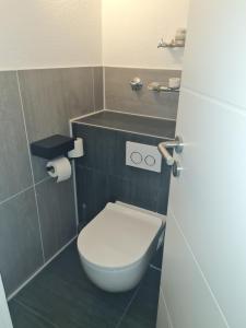 Un baño con un inodoro blanco y un lavabo. en Zimmer-Leutkirch, en Leutkirch im Allgäu