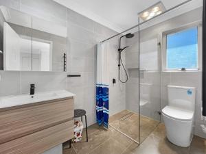 MetaWise Cozy Room 1 in Shared Home Free Parking في Rogans Hill: حمام مع مرحاض ودش زجاجي