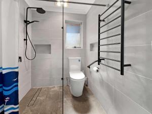 MetaWise Cozy Room 1 in Shared Home Free Parking في Rogans Hill: حمام به مرحاض و كشك دش زجاجي