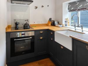 Η κουζίνα ή μικρή κουζίνα στο The Butterchurn - Uk50805