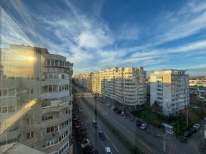 Nespecifikovaný výhled na destinaci Ploješť nebo výhled na město při pohledu z apartmánu