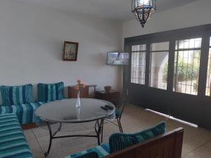 a living room with a couch and a table at Maison Etoile De Mer 1 in Skhirat