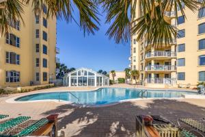 una piscina di fronte a due condomini di Beach Colony West Penthouse 2A By Pkrm a Pensacola