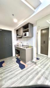 une cuisine avec un évier et un plan de travail dans l'établissement AMANI GRAND CITYGATE STUDIO by ADORE IT, à Davao 8 autres photos